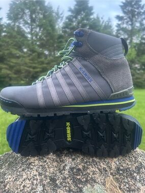 K-Swiss classic hiking boots. Size 9.